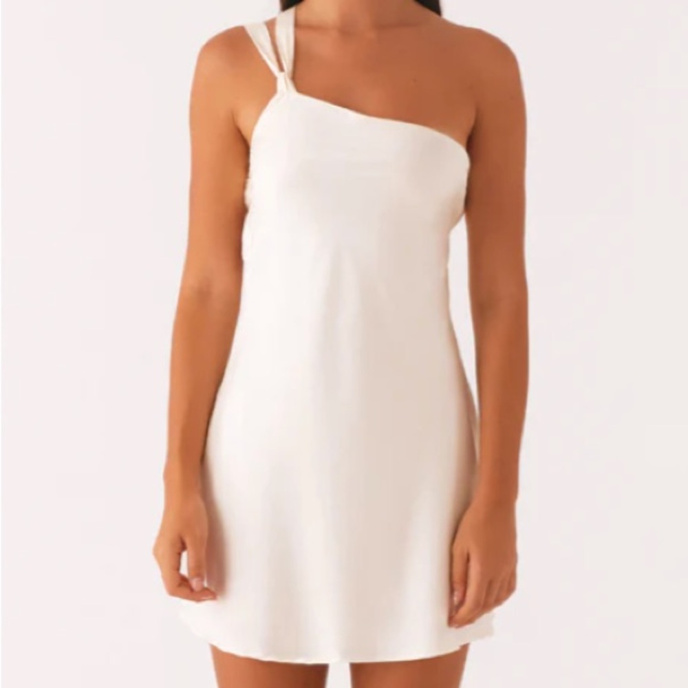 Elegant White Sleeveless Dress